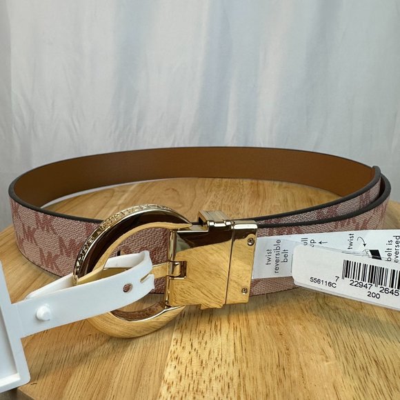 ✨NWT - Michael Kors - REVERSIBLE Belt with Name on Buckle, Size M.✨ - Picture 4 of 4